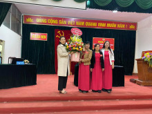 Đ/C: Nguyễn Thị Hảo HUV chủ tịch Công Đoàn Huyện Thanh Oai tặng hoa chúc mừng Đại Hội